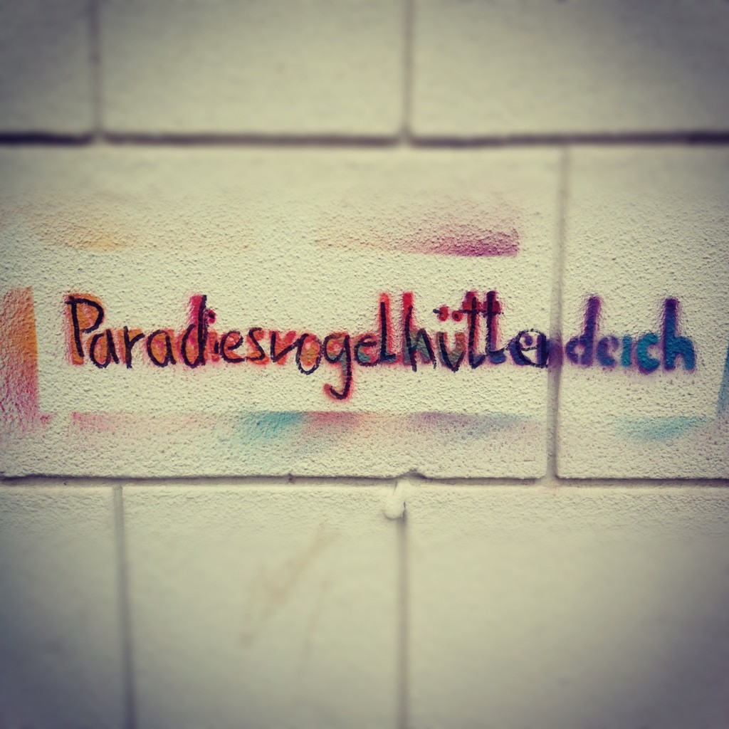 Vogelhüttendeich (Bird house dike) gets renamed in  Paradiesvogelhüttendeich (Bird of paradise house dike)