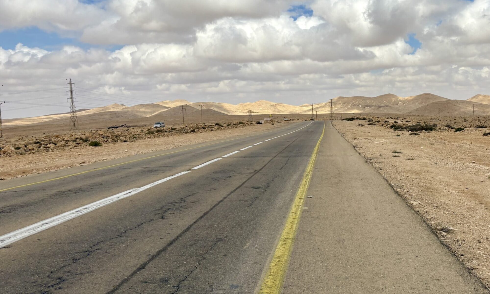 Straße, die sich durch die steinige Landschaft der Negev-Wüste in Israel zieht